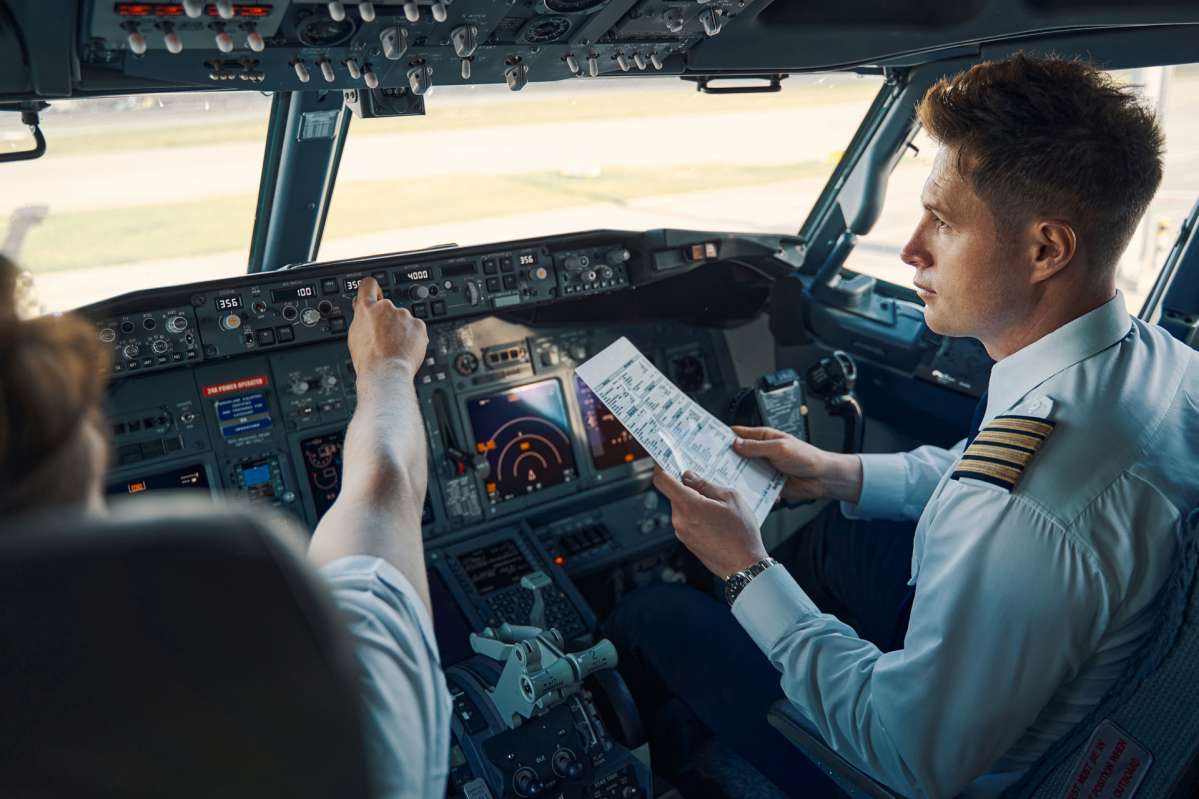 Blick in Flugzeug-Cockpit Flugzeugbesatzung im Flugzeug mit Checkliste