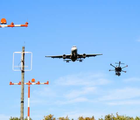 Drohne am Flughafen mit Flugzeug Drohne am Flughafen mit Flugzeug