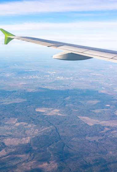 Blick aus dem Flugzeugfenster während des Fluges