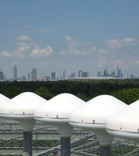 Blick von einer Navigationsanlage auf die Skyline Frankfurts