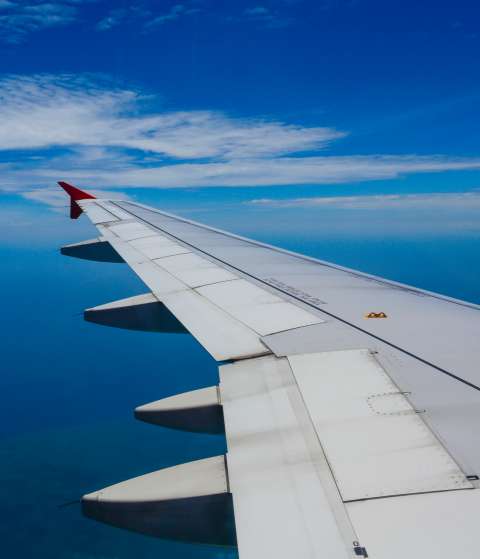 Blick aus dem Flugzeugfenster auf die Tragfläche