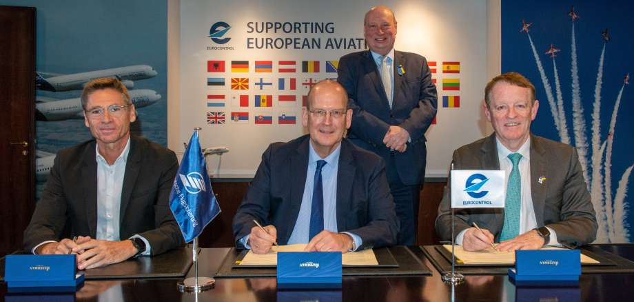 MAKAN Vertragsunterzeichnung mit Dirk Mahns, DFS COO, Arndt Schoenemann, CEO DFS, und Eamonn Brennan Director General EUROCONTROL. 
