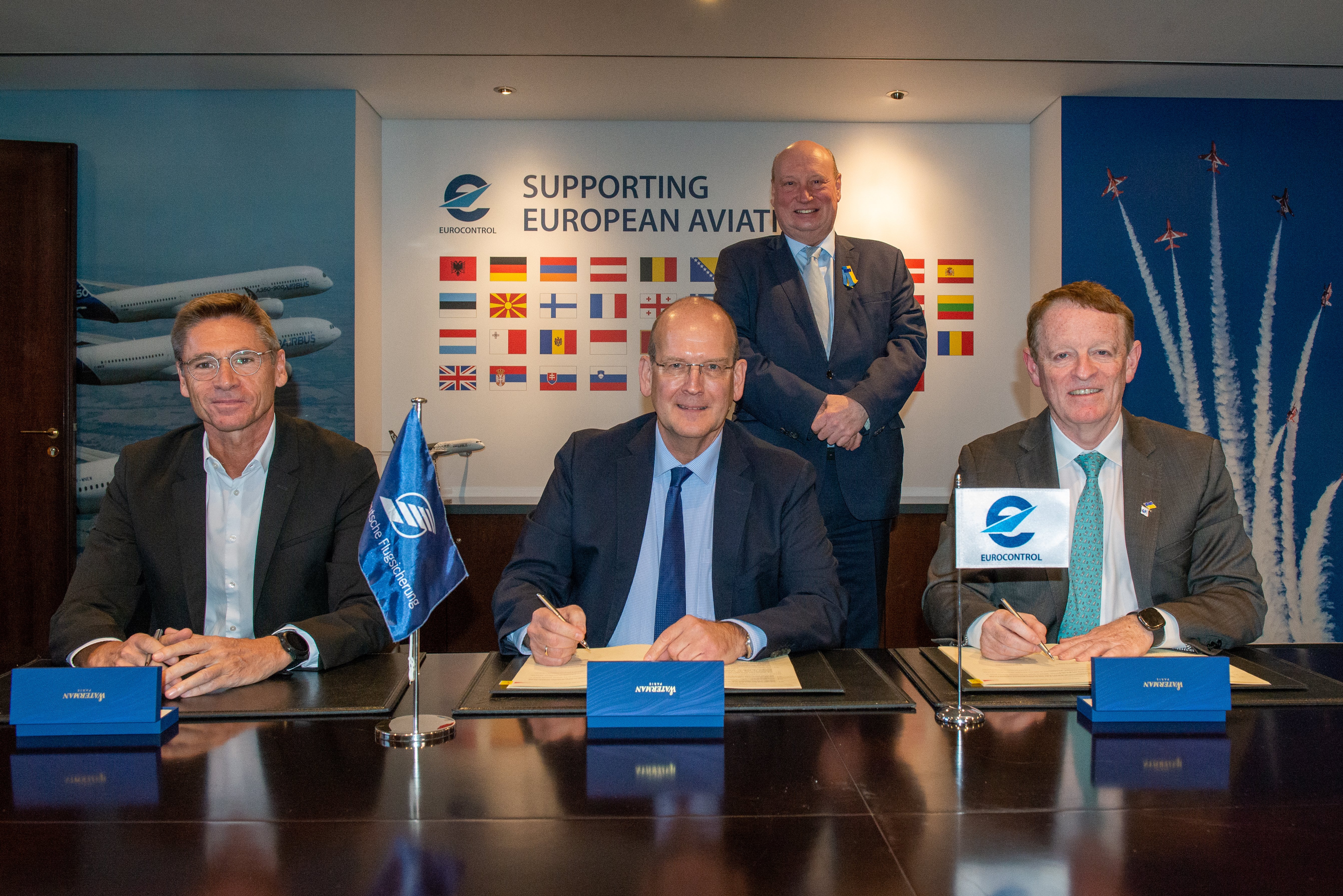 MAKAN Vertragsunterzeichnung mit Dirk Mahns, DFS COO, Arndt Schoenemann, CEO DFS, und Eamonn Brennan Director General EUROCONTROL. 