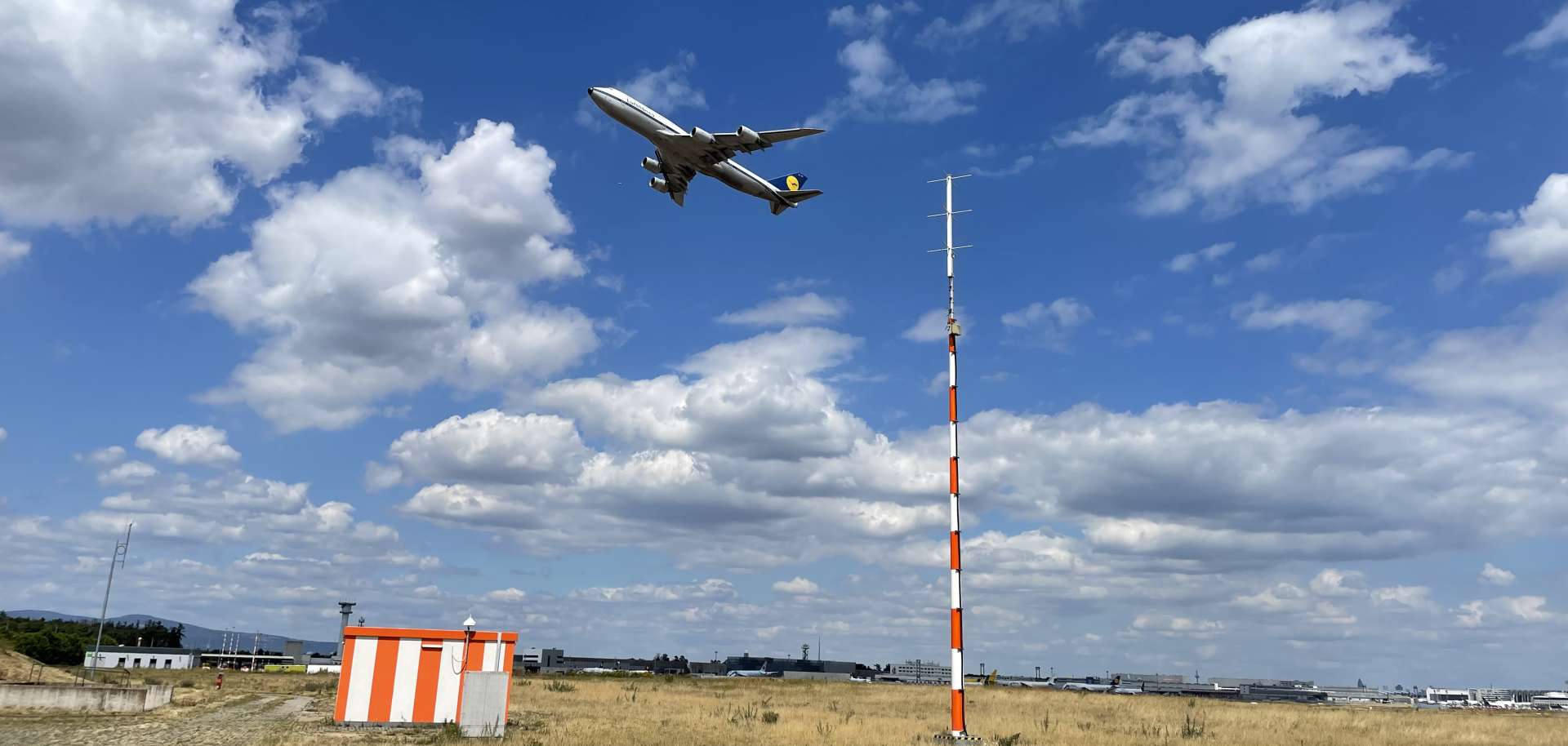 Die GBAS-Bodenstation am Frankfurter Flughafen mit einer startenden B747-8 im Hintergrund. Die Technik kann nun auch für Präzisionslandungen bei schlechtem Wetter genutzt werden. 