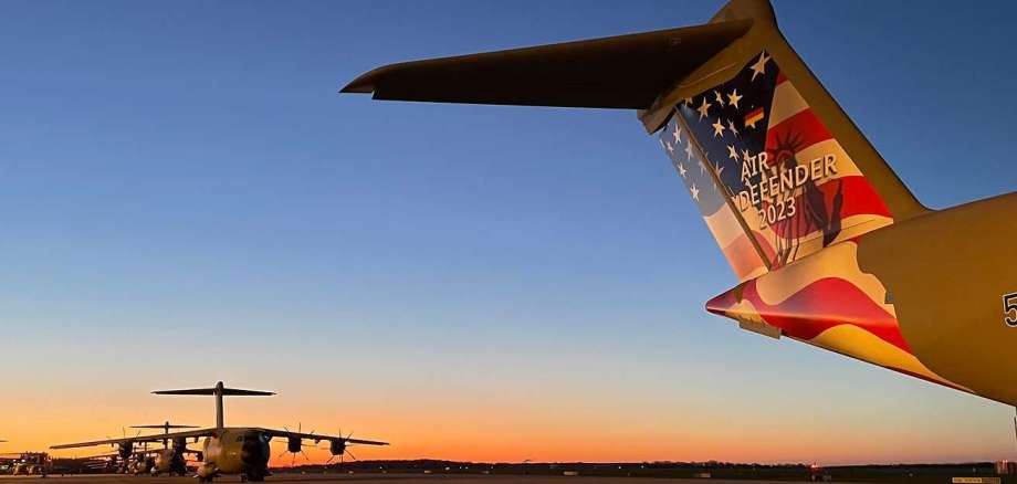 Air Defender 2023 Die Übung Air Defender 23 ist die größte Verlegeübung von Luftstreitkräften seit Bestehen der NATO. Vom 12. bis 23. Juni trainieren bis zu 10.000 Übungsteilnehmer aus 25 Nationen mit 250 Luftfahrzeugen unter der Führung der Luftwaffe Luftoperationen im europäischen Luftraum.