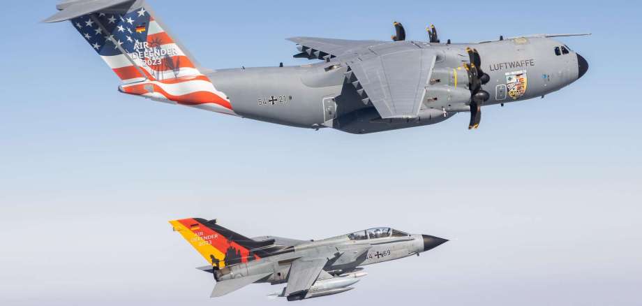 Air Defender 2023 The "Air Defender" in formation flight with the "Air Guardian" over Germany. The aircraft were specially painted or wrapped for the Air Defender 2023 exercise.