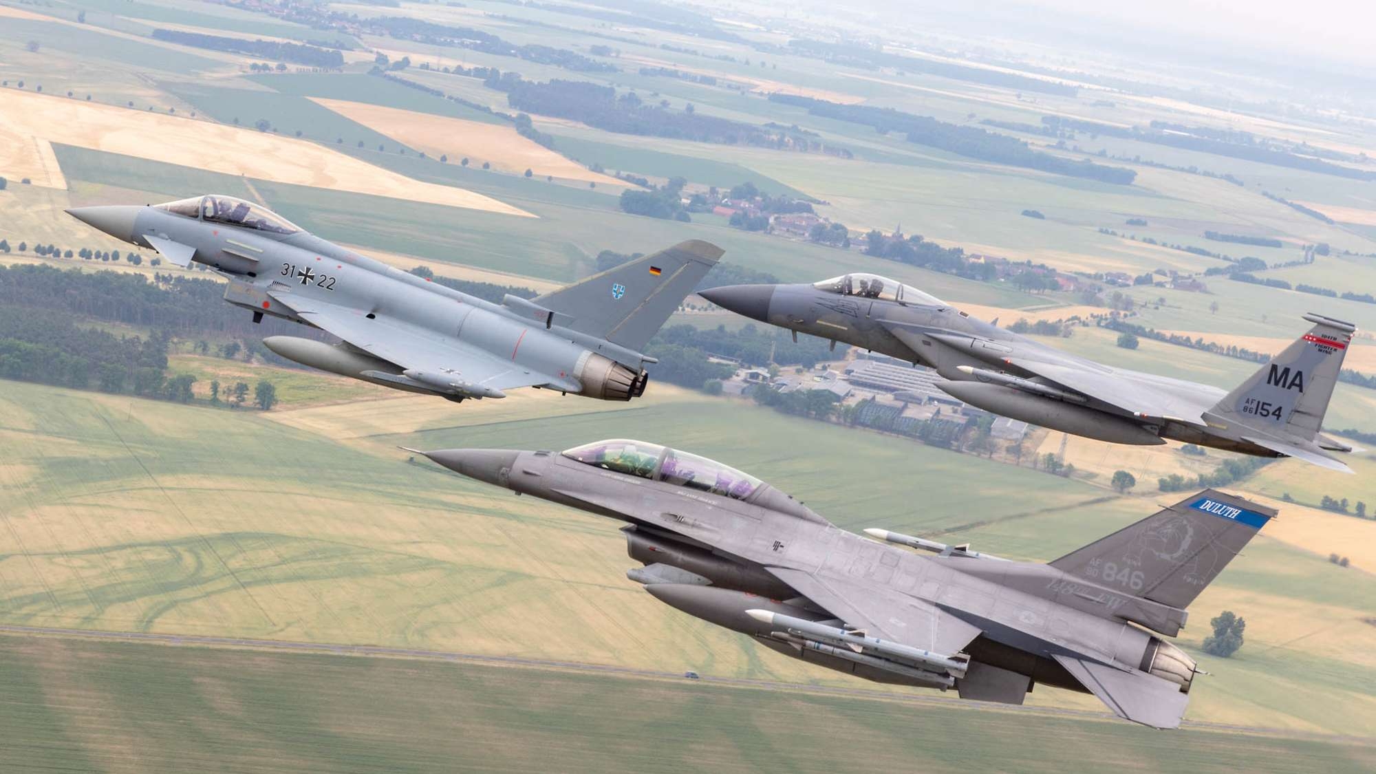 Gemeinsamer Flug von Generalleutnant Ingo Gerhartz und Lieutenant General Michael A. Loh, dem Direktor der US United States Air National Guard, anlässlich des Medientages der Übung Air Defender 2023 in Holzdorf. Gemeinsamer Flug von Generalleutnant Ingo Gerhartz und Lieutenant General Michael A. Loh, dem Direktor der US United States Air National Guard, anlässlich des Medientages der Übung Air Defender 2023 in Holzdorf.
