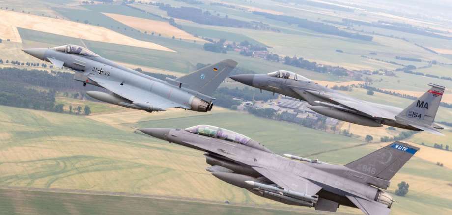 Gemeinsamer Flug von Generalleutnant Ingo Gerhartz und Lieutenant General Michael A. Loh, dem Direktor der US United States Air National Guard, anlässlich des Medientages der Übung Air Defender 2023 in Holzdorf. 