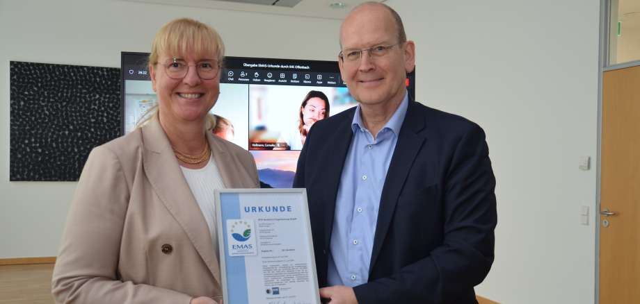 Kirsten Schoder-Steinmüller, Präsidentin der IHK Offenbach, und Arndt Schoenemann, Vorsitzender der DFS-Geschäftsführung, mit EMAS-Urkunde