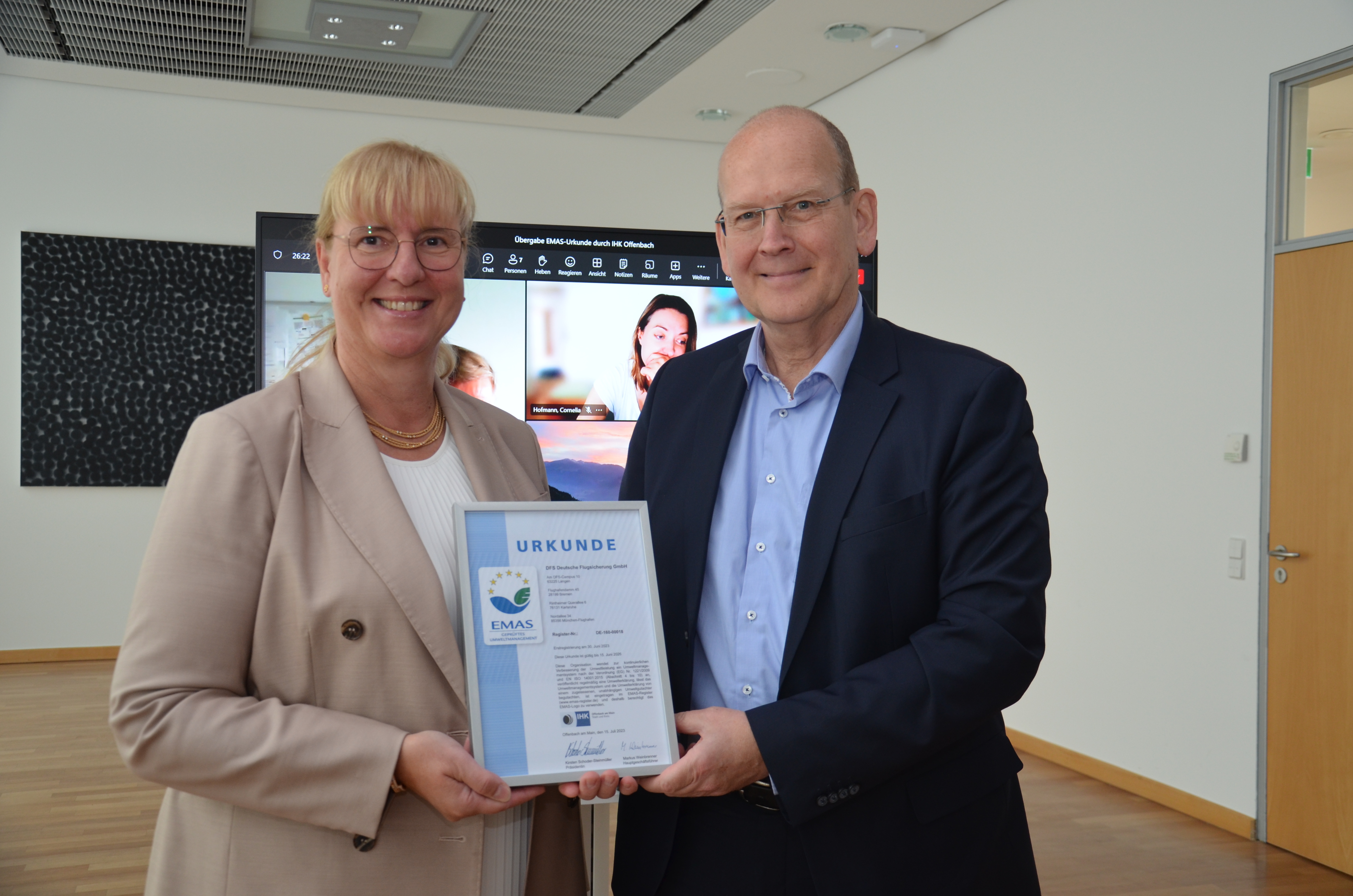 Kirsten Schoder-Steinmüller, Präsidentin der IHK Offenbach, und Arndt Schoenemann, Vorsitzender der DFS-Geschäftsführung, mit EMAS-Urkunde