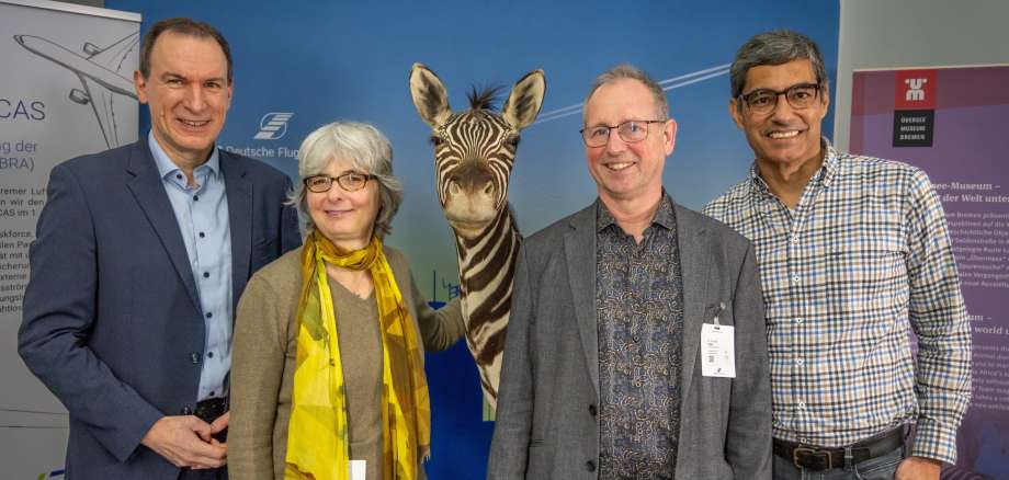Feierliche Übergabe des Zebras vom Übersee-Museum (v.l.n.r.: Niederlassungsleiter Andre Biestmann, Präparatorin Ruth Nüß, Dr. Michael Stiller, Leiter Naturkundeabteilung des Übersee-Museums, Hansjörg Trost, Leiter Luftraum und Verfahren Feierliche Übergabe des Zebras vom Übersee-Museum (v.l.n.r.: Niederlassungsleiter Andre Biestmann, Präparatorin Ruth Nüß, Dr. Michael Stiller, Leiter Naturkundeabteilung des Übersee-Museums, Hansjörg Trost, Leiter Luftraum und Verfahren