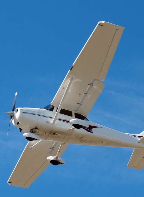 Kleinflugzeug am Himmel Kleinflugzeug am Himmel