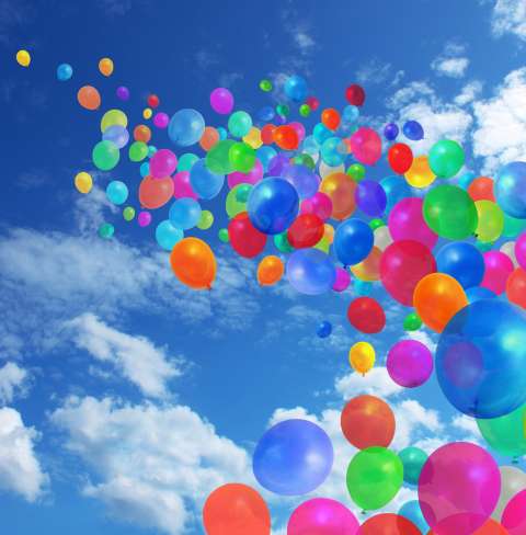 Viele Luftballons am Himmel