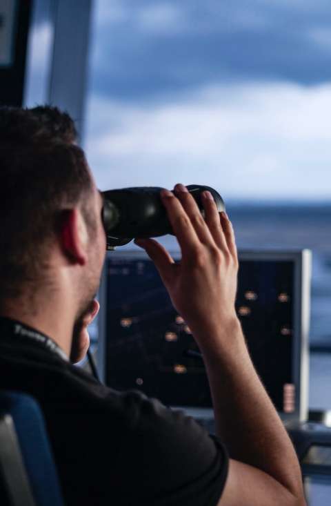 Fluglotse mit Fernglas
