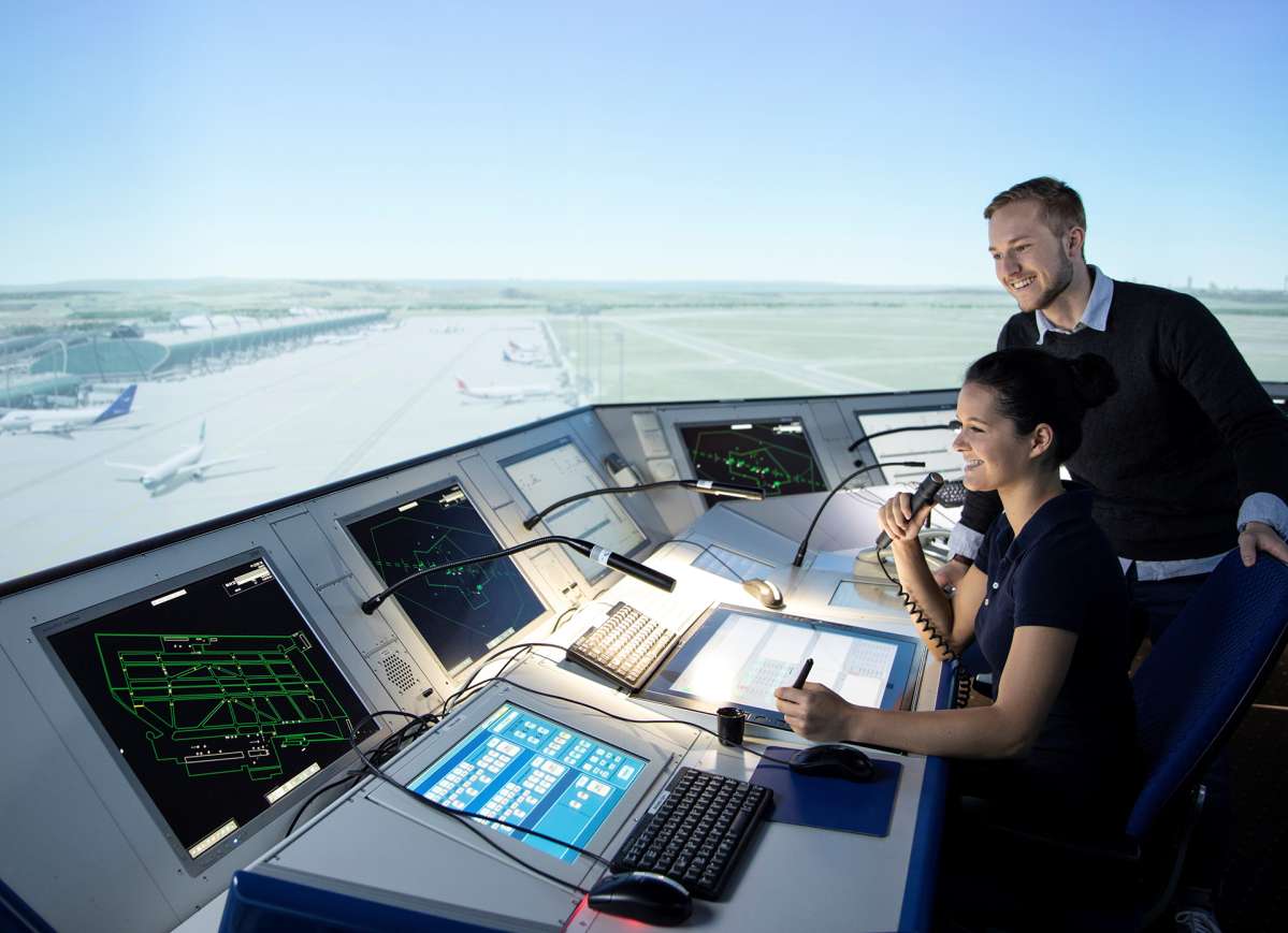 Zwei Personen im Towersimulator Zwei Personen im Towersimulator