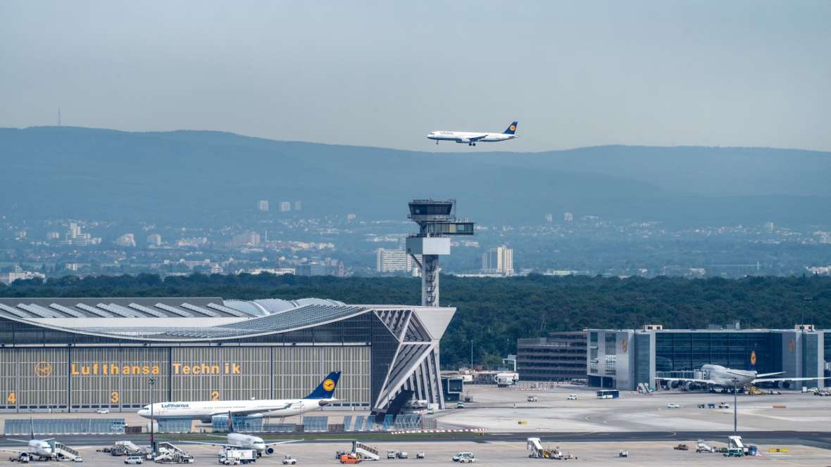 view on Frankfurt airport Flugzeug und Tower am Flughafen Frankfurt