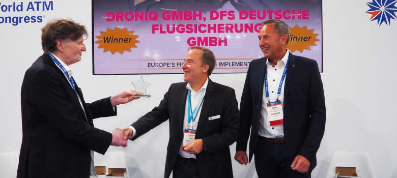 ATM-Award 2022 Jan-Eric Putze, Droniq, and Bernd Schneeganß, DFS, at the presentation of the ATM Award.