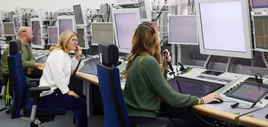 Air traffic controllers working with iCAS Air traffic controllers working with iCAS